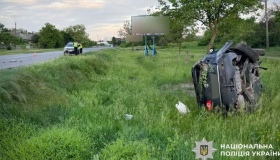 Під Кременчуком автомобіль вилетів з дороги та перекинувся: водій загинув