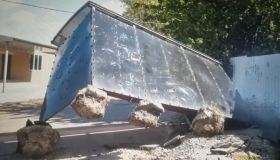 У Полтаві фура знесла зупинку громадського транспорту