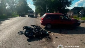 У Карлівці зіткнулися автівка і мотоцикл: 17-річний юнак - у лікарні