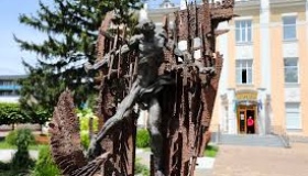 У Кременчуці встановили скульптуру "Нескорений Прометей"