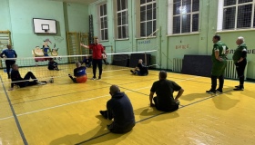 На Полтавщині ветеранам допомагають відновлюватися через волейбол сидячи