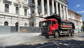 У Полтаві через спеку щодня поливають дороги
