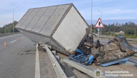 На Полтавщині вантажівка врізалася у відбійник: водій загинув