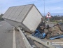 На Полтавщині вантажівка врізалася у відбійник: водій загинув