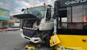 У Полтаві на перехресті зіткнулися тролейбус і вантажівка