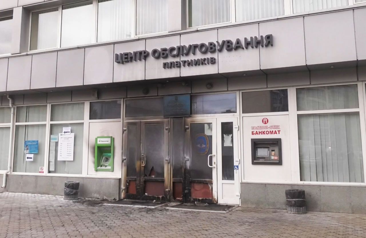 У Полтаві засудили трьох юнаків, які підпалили податкову та пошту
