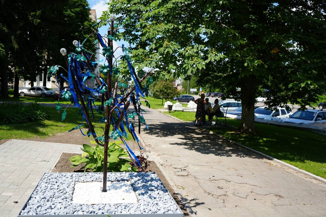 У Пирятині пошкодили інсталяцію "Дерево світла та надії"