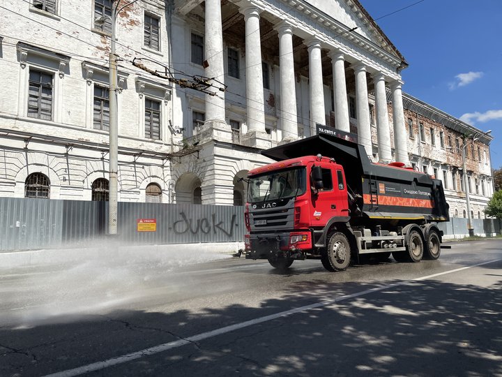 У Полтаві через спеку щодня поливають дороги